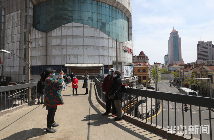 #留住#青岛中山路天桥：许多市民前来合影拍照 只为留住这里最后的时光