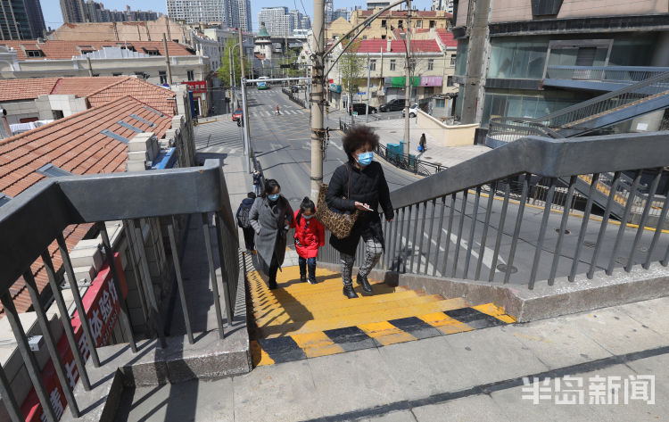 #留住#青岛中山路天桥：许多市民前来合影拍照 只为留住这里最后的时光