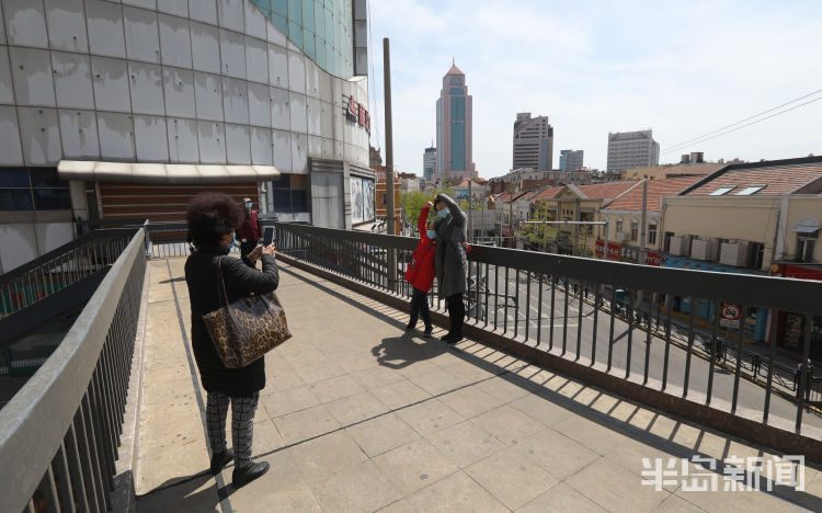 #留住#青岛中山路天桥：许多市民前来合影拍照 只为留住这里最后的时光