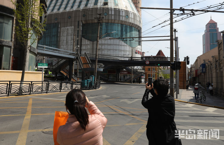 #留住#青岛中山路天桥：许多市民前来合影拍照 只为留住这里最后的时光