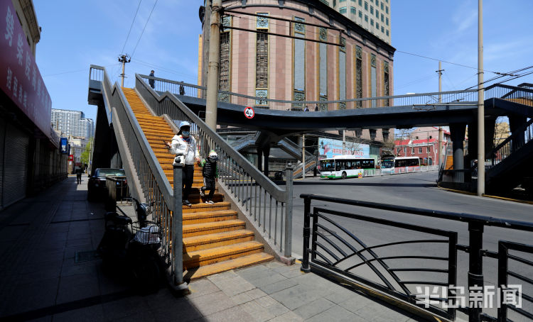 #留住#青岛中山路天桥：许多市民前来合影拍照 只为留住这里最后的时光