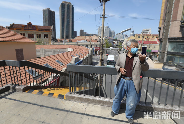 #留住#青岛中山路天桥：许多市民前来合影拍照 只为留住这里最后的时光