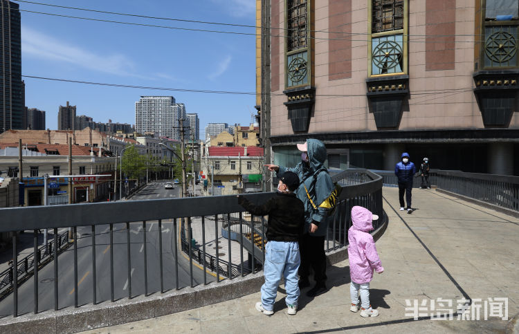 #留住#青岛中山路天桥：许多市民前来合影拍照 只为留住这里最后的时光