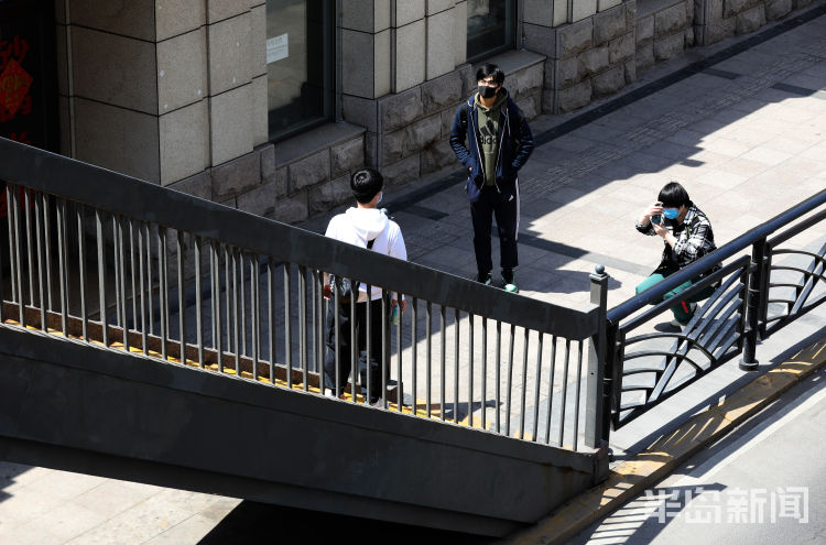 #留住#青岛中山路天桥：许多市民前来合影拍照 只为留住这里最后的时光