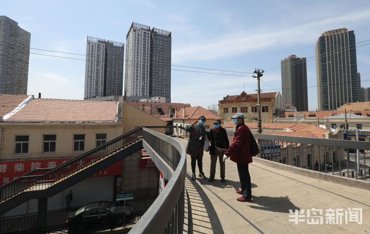 #留住#青岛中山路天桥：许多市民前来合影拍照 只为留住这里最后的时光