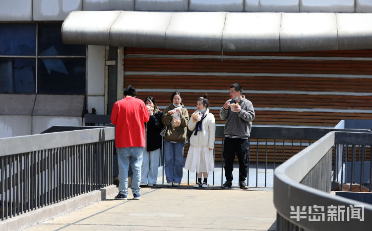 #留住#青岛中山路天桥：许多市民前来合影拍照 只为留住这里最后的时光