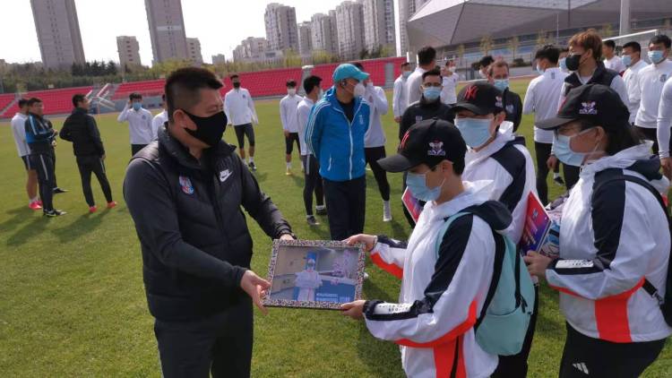 套票@援鄂抗疫女球迷来看黄海训练 获赠了套票和签名足球