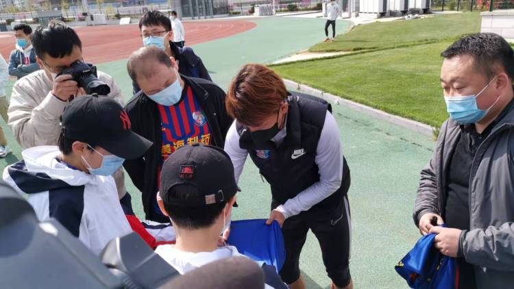 套票@援鄂抗疫女球迷来看黄海训练 获赠了套票和签名足球