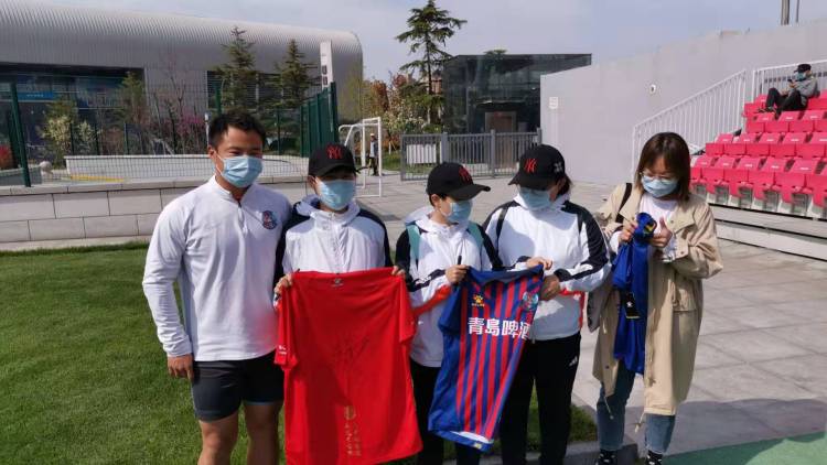 套票@援鄂抗疫女球迷来看黄海训练 获赠了套票和签名足球