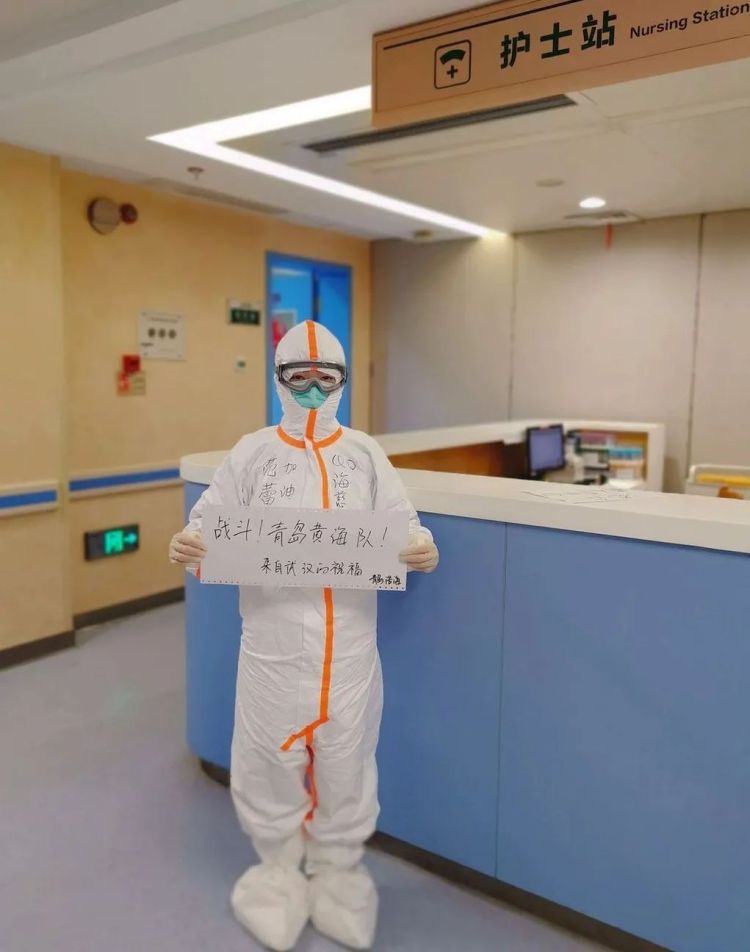 套票@援鄂抗疫女球迷来看黄海训练 获赠了套票和签名足球