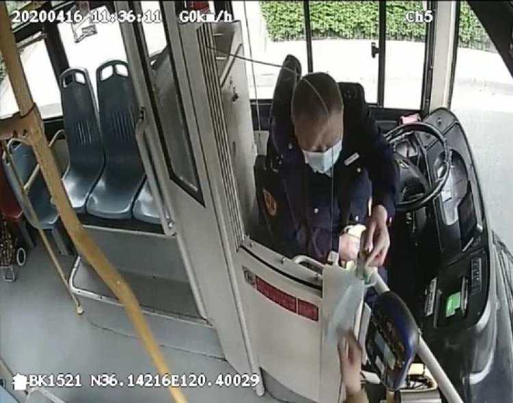 「暖心」青岛361路公交驾驶员连续两天将备用口罩送给乘客 确保安全乘车
