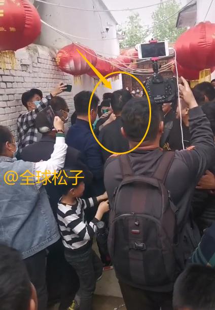 围拍者@大衣哥朱之文家门被踹 九年了我没有过一天清静日子