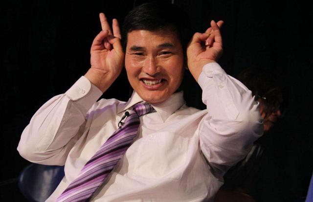 围拍者@大衣哥朱之文家门被踹 九年了我没有过一天清静日子