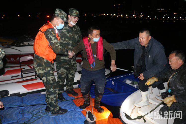 钓友■钓友出海发动机罢工遇险 青岛海警局5小时紧急救援