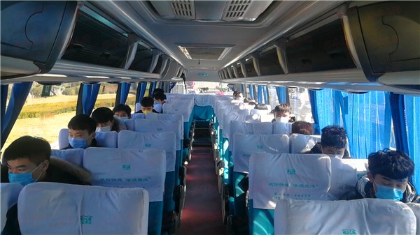 「」青岛西海岸新区“点对点”包车运送 助力农民工返岗