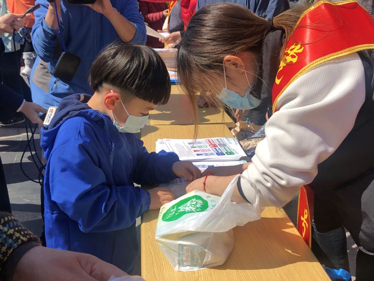 『废电池』青岛金门路街道开展有害垃圾集中回收及宣传活动 过期药废电池可换环保垃圾袋
