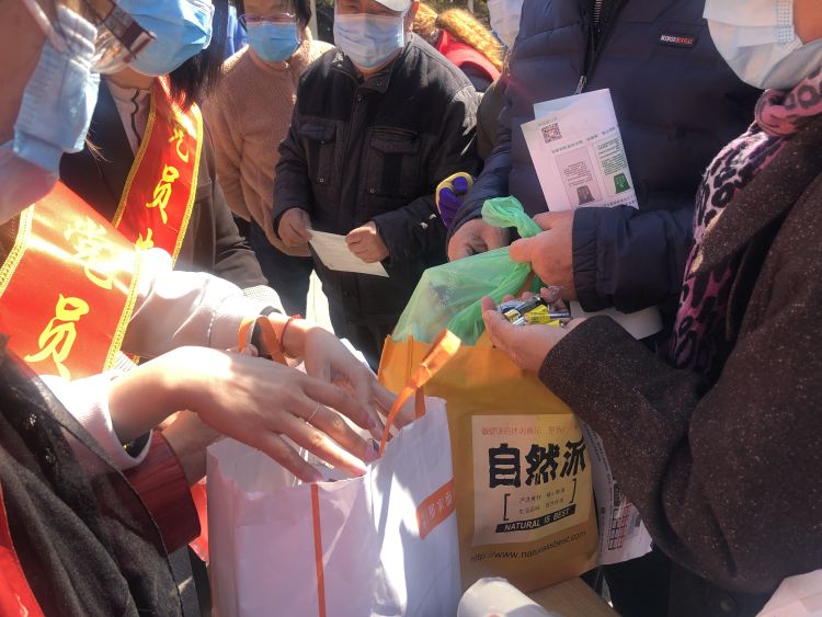 『废电池』青岛金门路街道开展有害垃圾集中回收及宣传活动 过期药废电池可换环保垃圾袋