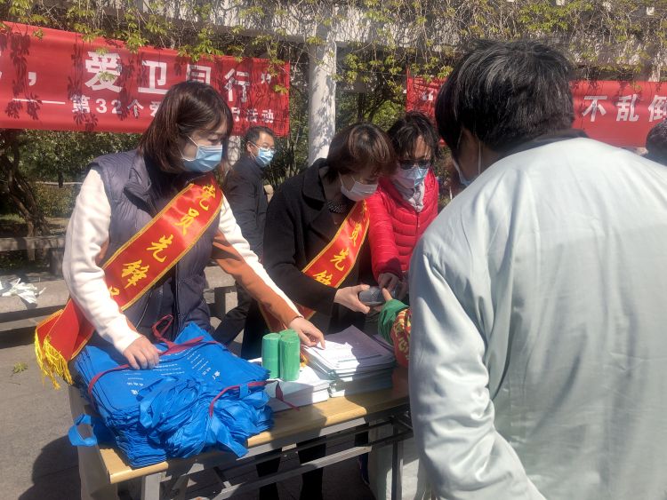 『废电池』青岛金门路街道开展有害垃圾集中回收及宣传活动 过期药废电池可换环保垃圾袋