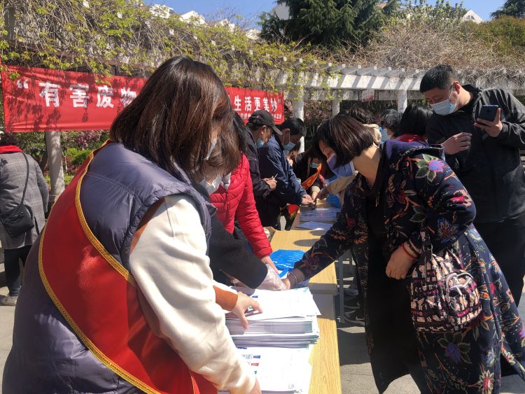 『废电池』青岛金门路街道开展有害垃圾集中回收及宣传活动 过期药废电池可换环保垃圾袋