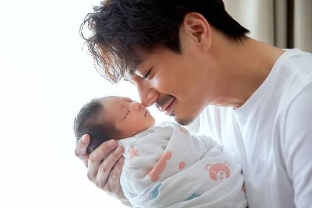 []TVB当家花旦杨怡产女 老公罗仲谦停工陪伴