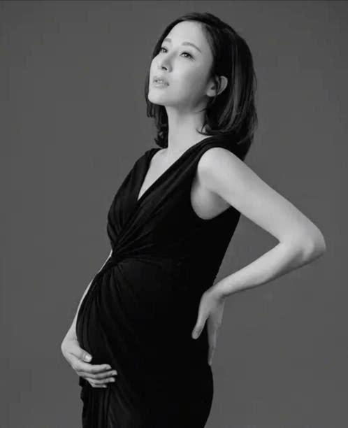 []TVB当家花旦杨怡产女 老公罗仲谦停工陪伴