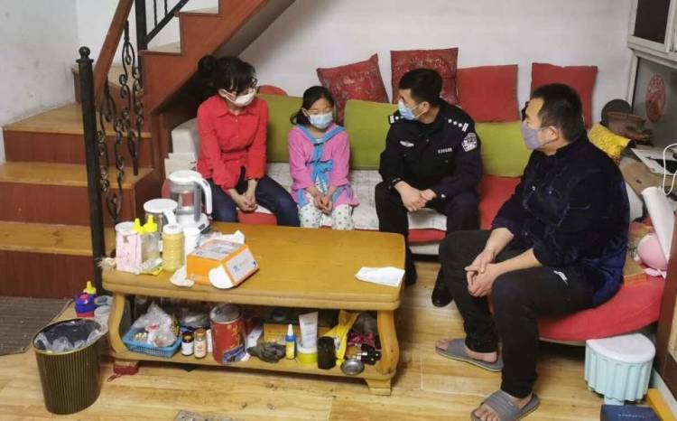 「隔窗」女儿不听话被狠心爹关进阁楼因缺氧隔窗喊“救命”李沧民警及时救助