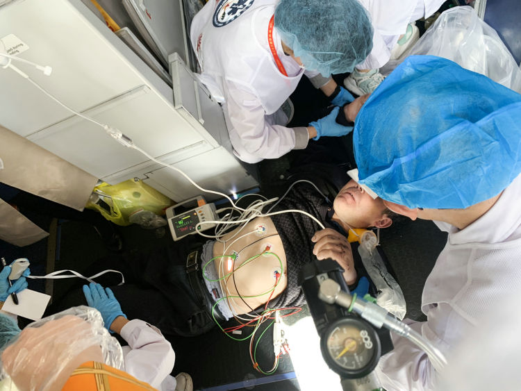 #青航#男子飞机上突发疾病抽搐不止……青航上演28分钟空中紧急救援