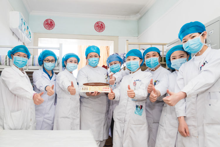 [战甲]援鄂归来的勇士重披白衣战甲 青岛海慈医疗队员重返岗位