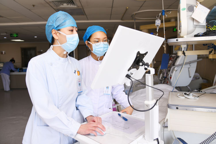 [战甲]援鄂归来的勇士重披白衣战甲 青岛海慈医疗队员重返岗位