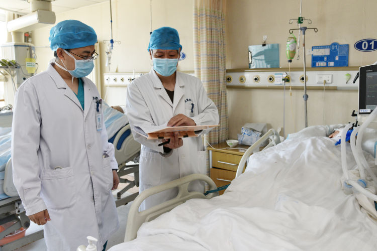 [战甲]援鄂归来的勇士重披白衣战甲 青岛海慈医疗队员重返岗位