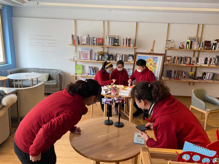 书店也来直播圈粉 世界读书日青岛市图书馆、书城线下线上两手忙