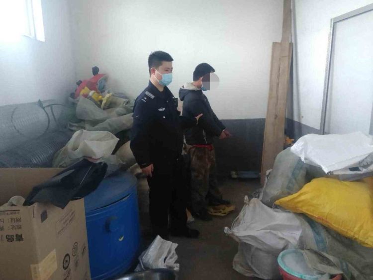 『猪舍』莱西一小伙为给猪舍上设备 酒后深夜偷鸡场还把老婆坑了