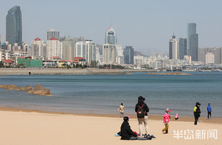 在线@“青岛蓝”持续在线 第三海水浴场市民在沙滩上欣赏美景