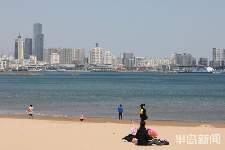 在线@“青岛蓝”持续在线 第三海水浴场市民在沙滩上欣赏美景