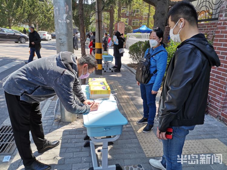 新书：青岛南京路小学：戴口罩 领新书