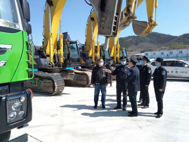 李沧区■李沧区喷涂首个非道路移动机械登记号码 目前共登记备案非道路移动机械356台