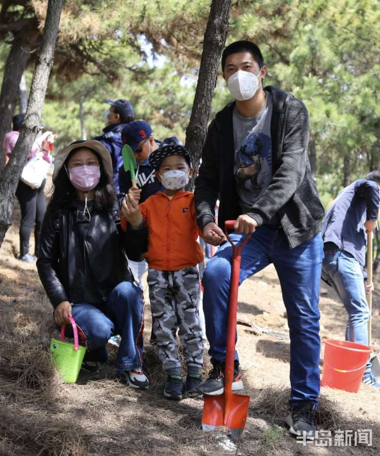 【亲情】青岛开展“家庭亲情林”植树活动 双山上种下500余株麻栎