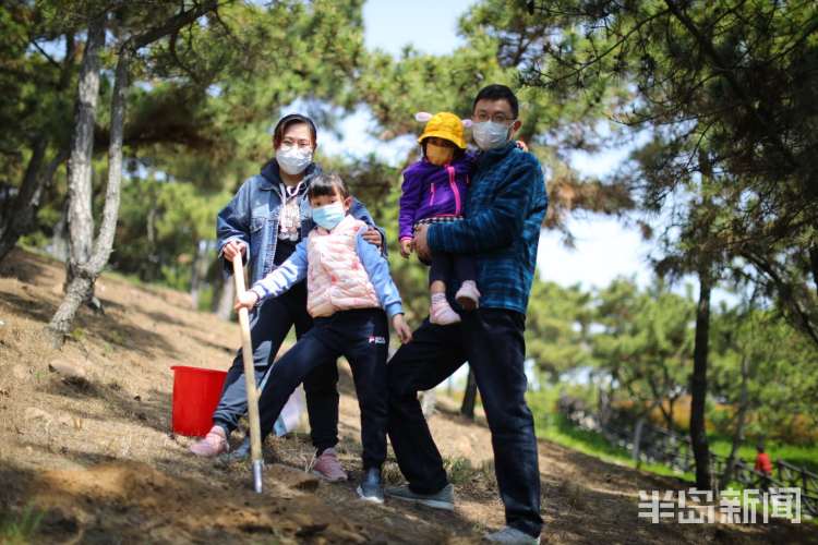 【亲情】青岛开展“家庭亲情林”植树活动 双山上种下500余株麻栎