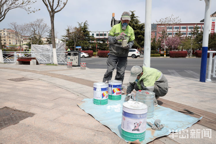 『幕布』崂山去银川东路路边拉起“幕布” 对护栏进行喷漆作业