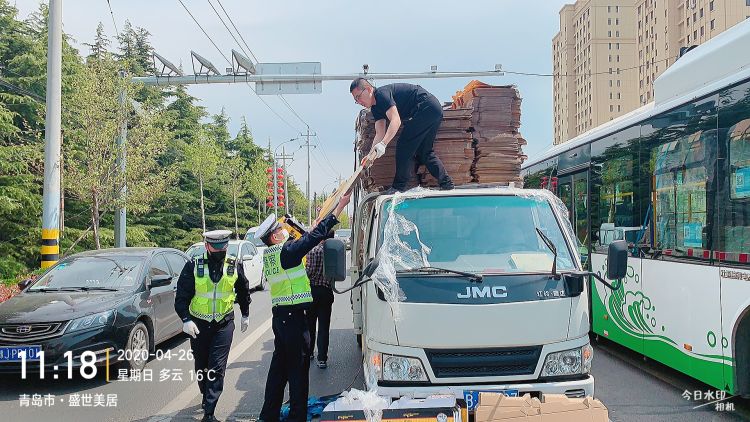 「不牢」纸箱捆扎不牢散落 青岛交警帮货车司机重新装货