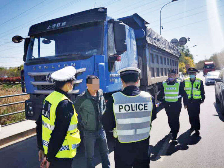 【城阳】城阳交警开展联合治超与大气污染防治行动 多车被罚