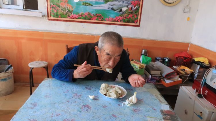 『城阳』青岛城阳区72岁老党员侯成贞：坚持战疫 背消毒水走街串巷进行消杀