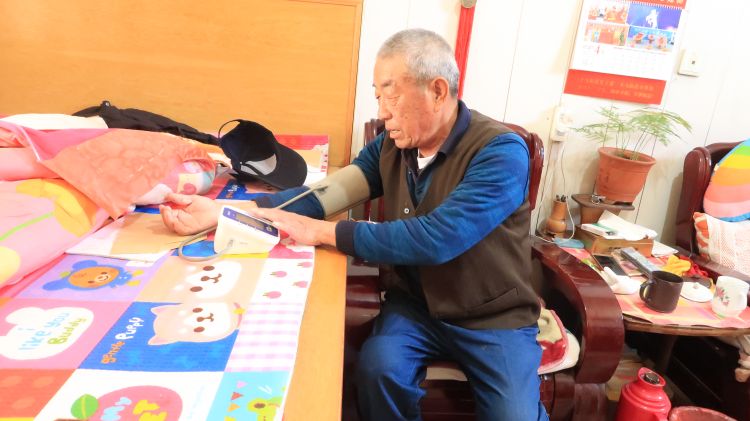 『城阳』青岛城阳区72岁老党员侯成贞：坚持战疫 背消毒水走街串巷进行消杀