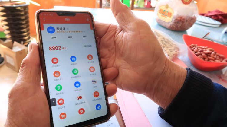 『城阳』青岛城阳区72岁老党员侯成贞：坚持战疫 背消毒水走街串巷进行消杀