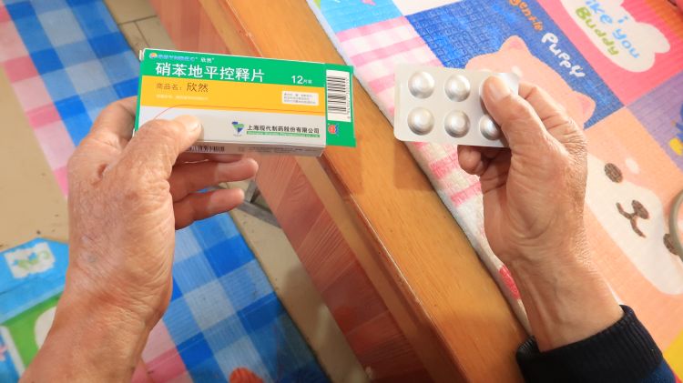 『城阳』青岛城阳区72岁老党员侯成贞：坚持战疫 背消毒水走街串巷进行消杀