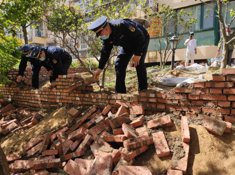 屡教不改：“屡教不改”圈占绿地挖鱼池 市南综合行政执法局依法拆除