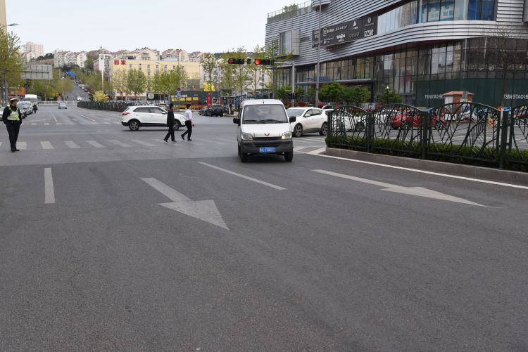 #斑马线#机动车不礼让斑马线 市北交警给违法司机立规矩