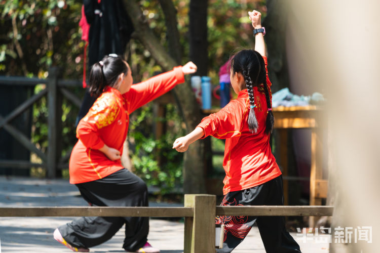 『一显身手』疫情渐消退 青岛市民走出家门锻炼“一显身手”