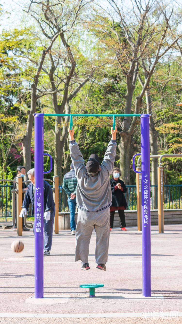 『一显身手』疫情渐消退 青岛市民走出家门锻炼“一显身手”