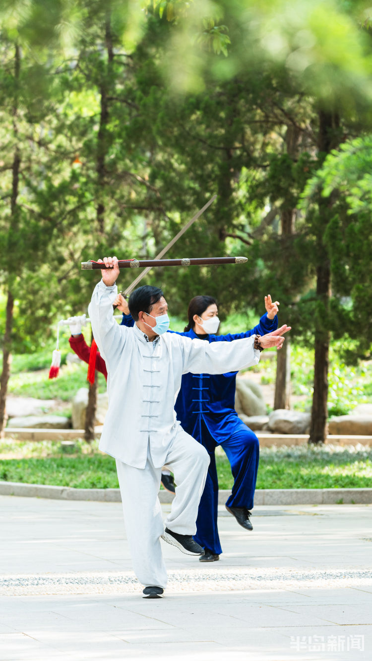 『一显身手』疫情渐消退 青岛市民走出家门锻炼“一显身手”